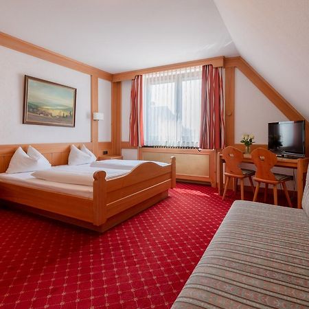Gasthof & Hotel Goldene Krone Ипхофен Екстериор снимка