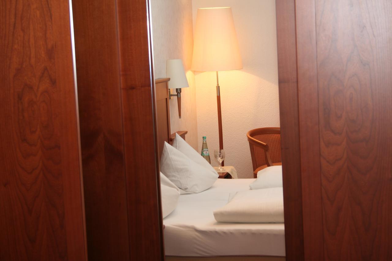 Gasthof & Hotel Goldene Krone Ипхофен Екстериор снимка