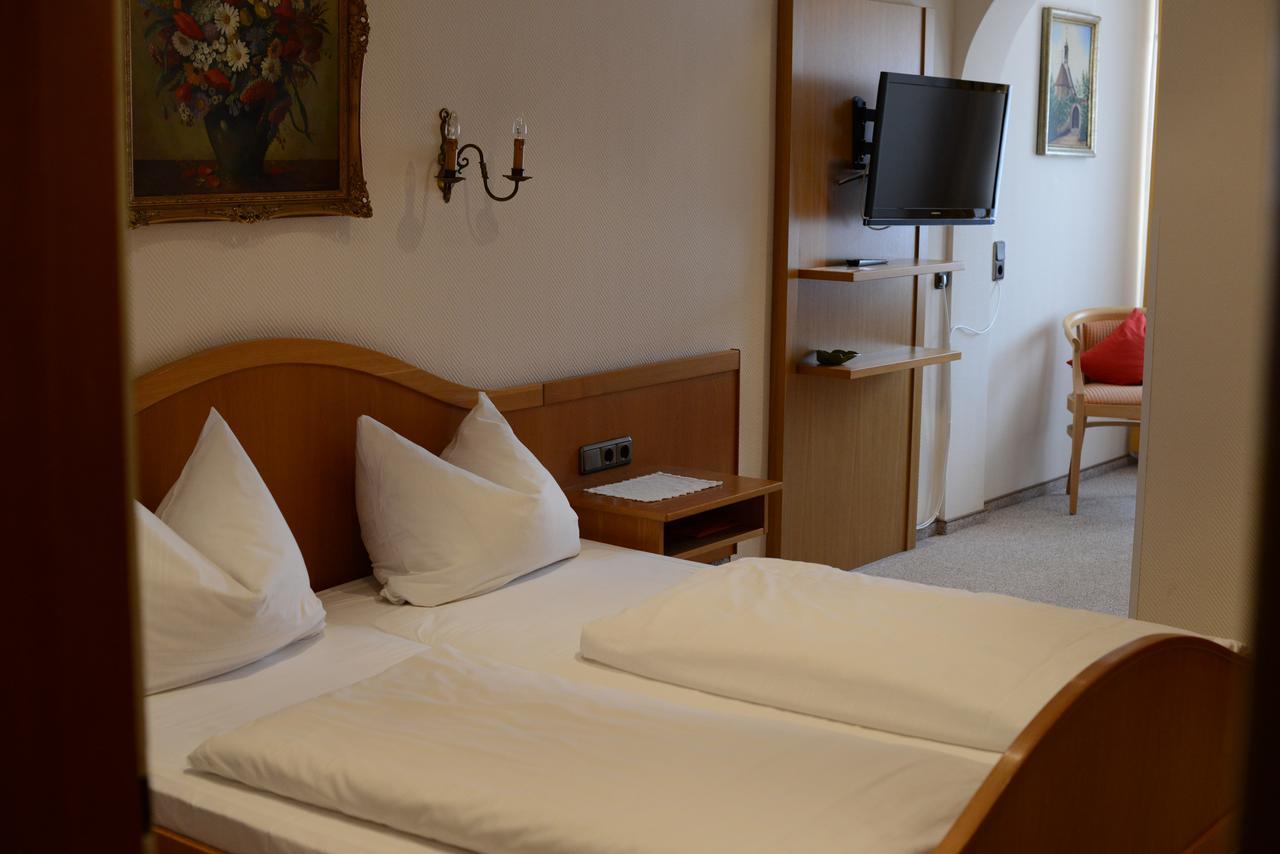 Gasthof & Hotel Goldene Krone Ипхофен Екстериор снимка