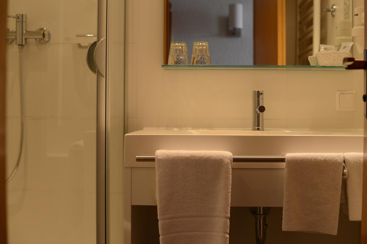 Gasthof & Hotel Goldene Krone Ипхофен Екстериор снимка