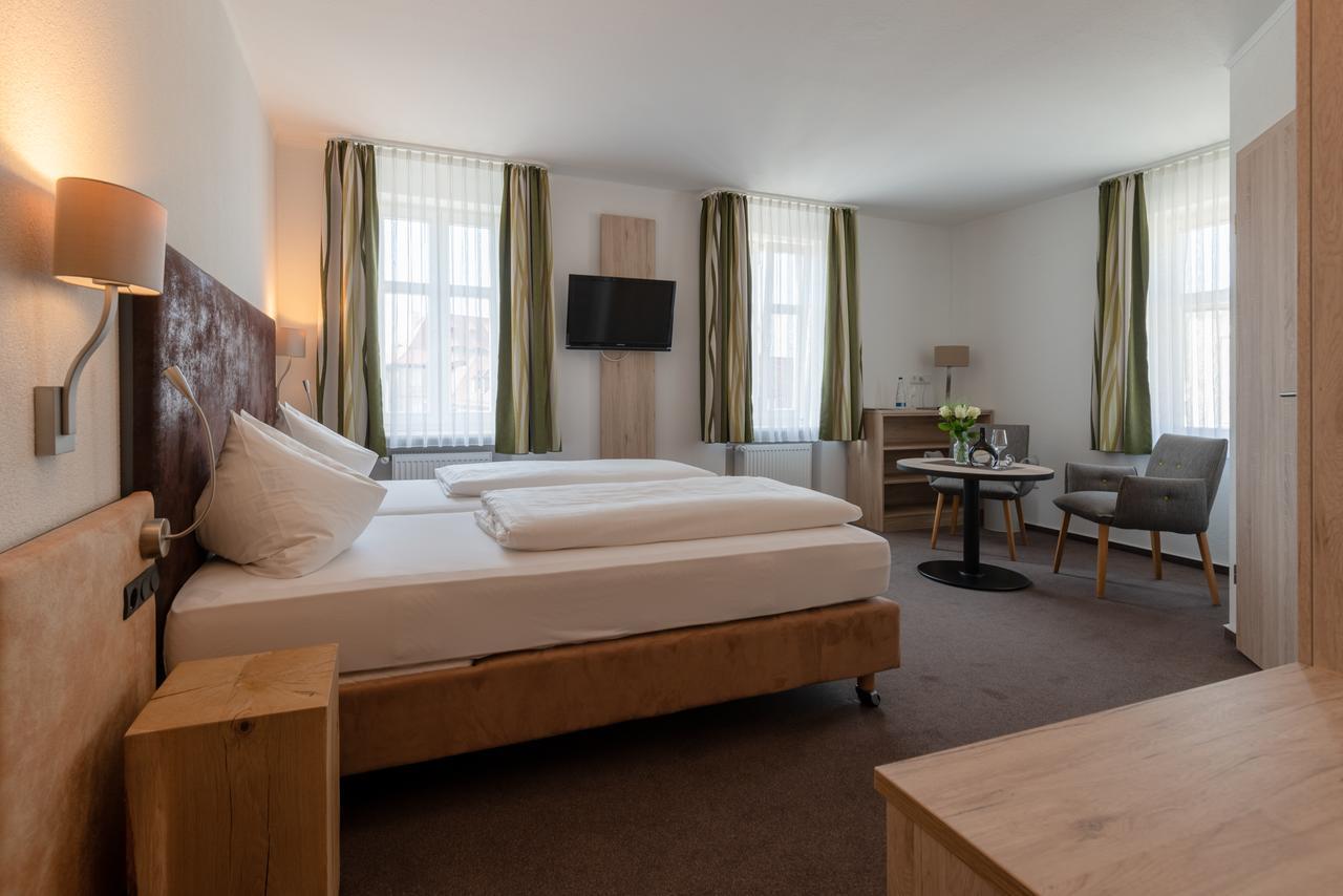 Gasthof & Hotel Goldene Krone Ипхофен Екстериор снимка