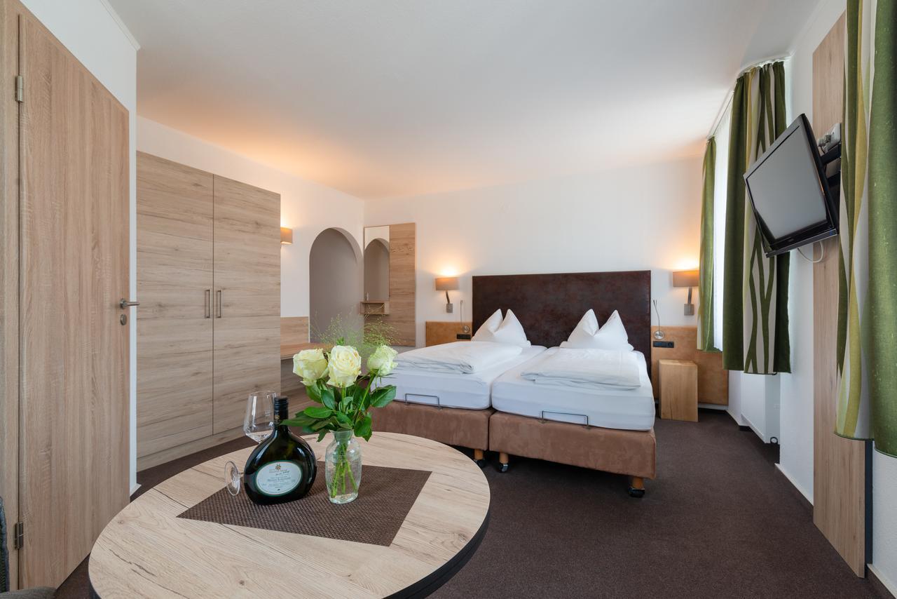 Gasthof & Hotel Goldene Krone Ипхофен Екстериор снимка