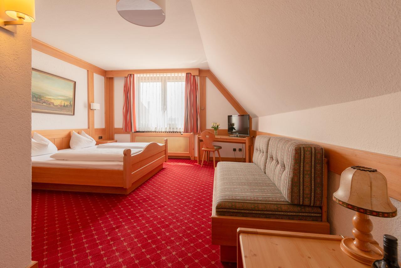 Gasthof & Hotel Goldene Krone Ипхофен Екстериор снимка