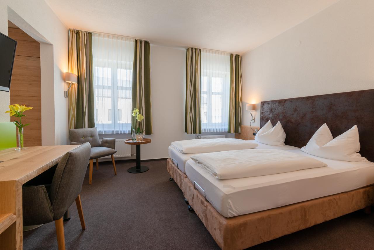 Gasthof & Hotel Goldene Krone Ипхофен Екстериор снимка