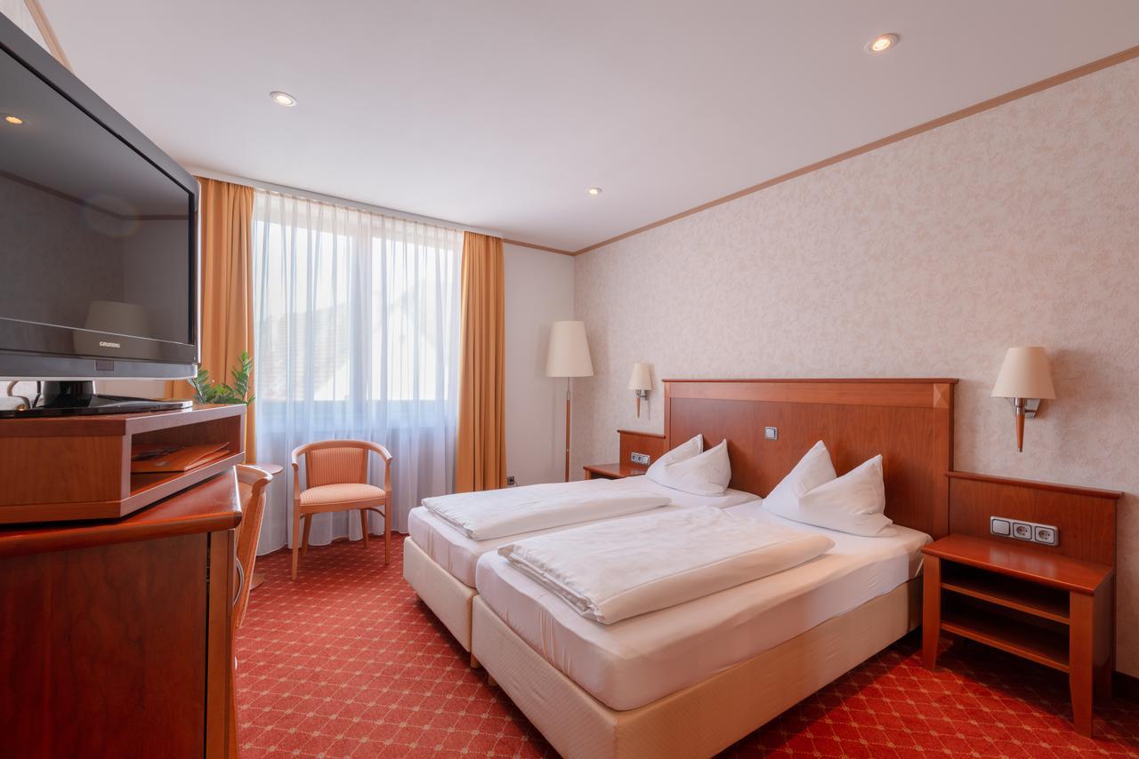 Gasthof & Hotel Goldene Krone Ипхофен Екстериор снимка