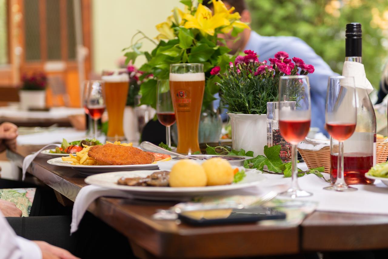 Gasthof & Hotel Goldene Krone Ипхофен Екстериор снимка